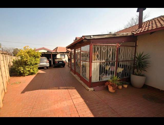 8 BEDROOM HOUSE FOR SALE IN DAWN PARK
